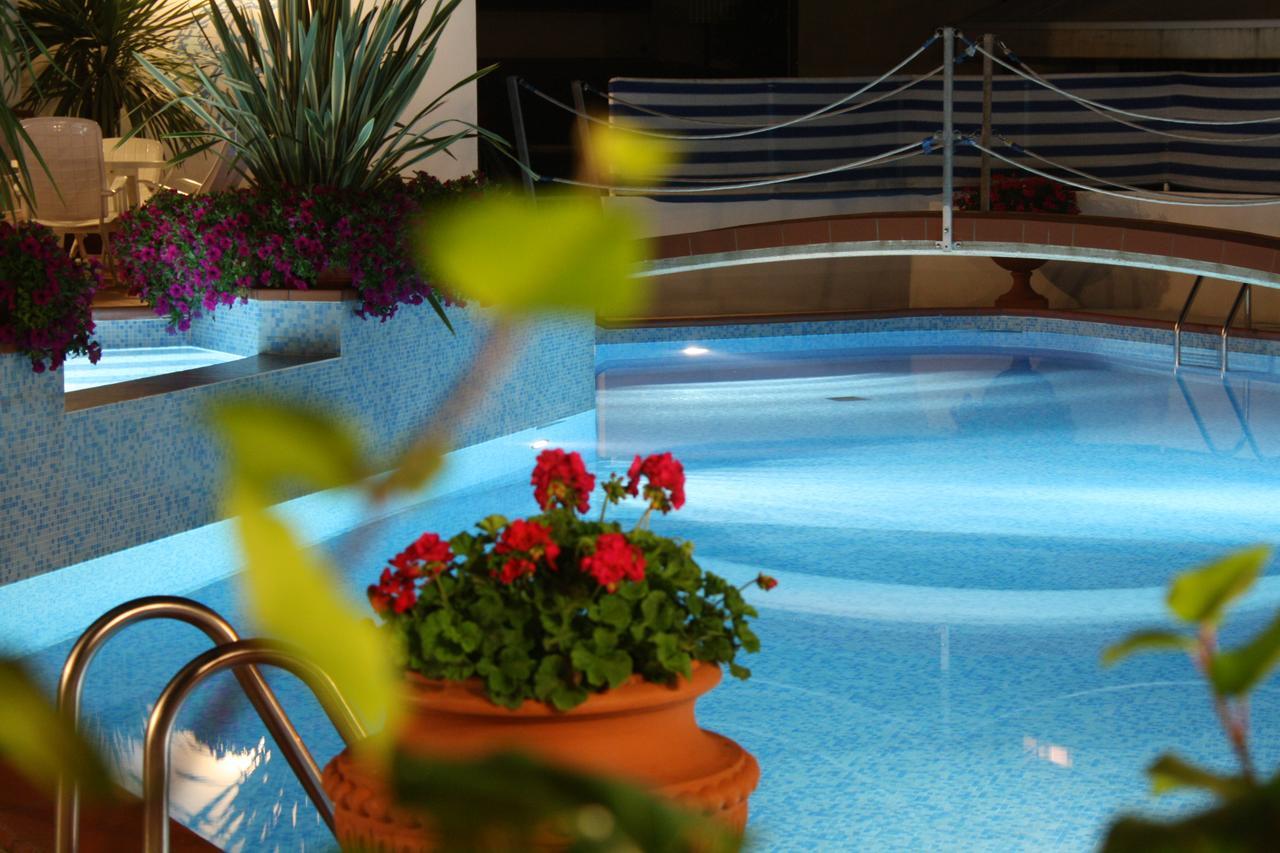 Hotel Donatella Pinarella Cervia Esterno foto