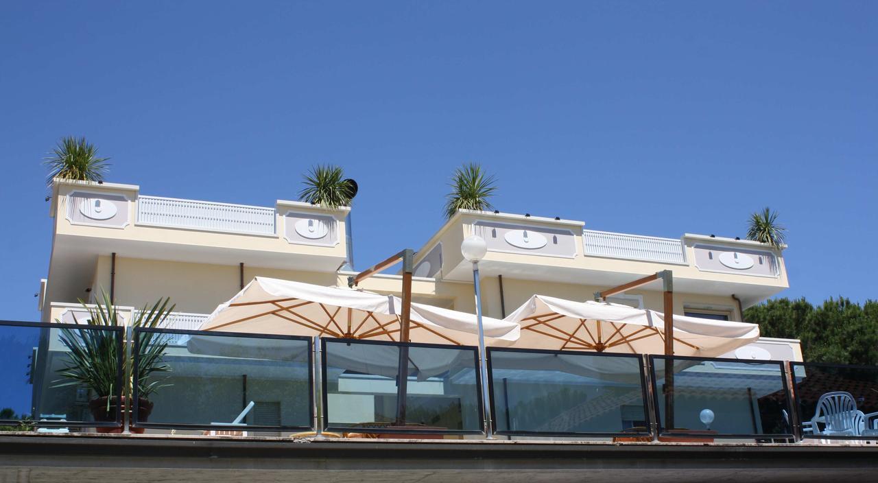 Hotel Donatella Pinarella Cervia Esterno foto