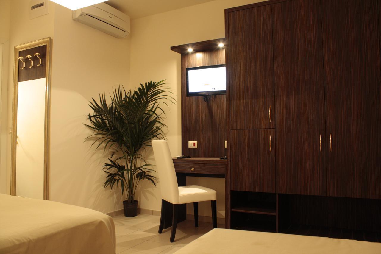 Hotel Donatella Pinarella Cervia Esterno foto