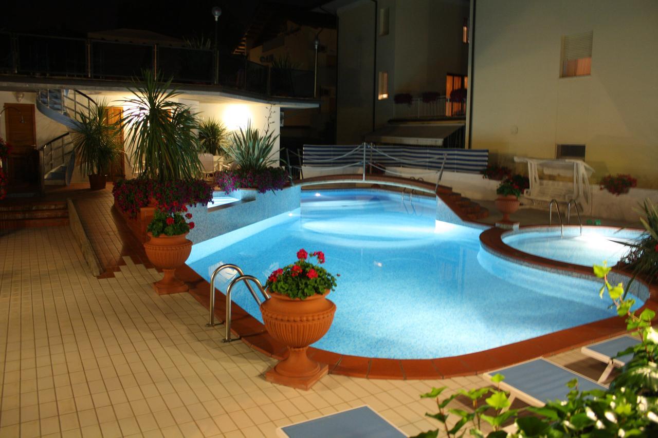 Hotel Donatella Pinarella Cervia Esterno foto