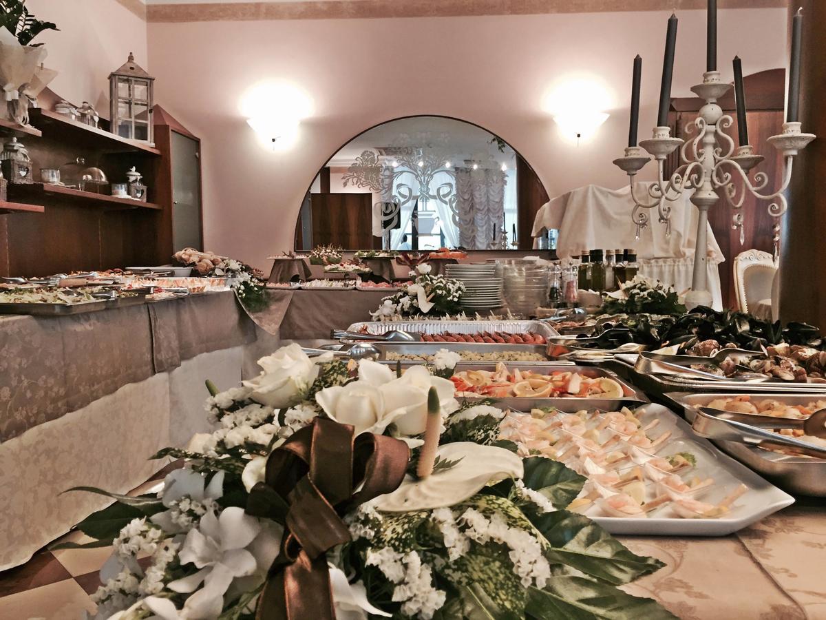 Hotel Donatella Pinarella Cervia Esterno foto