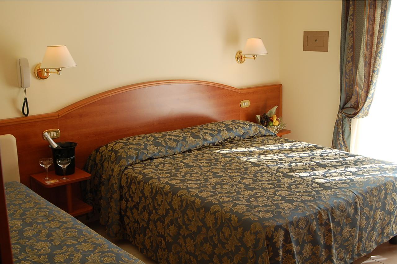 Hotel Donatella Pinarella Cervia Esterno foto