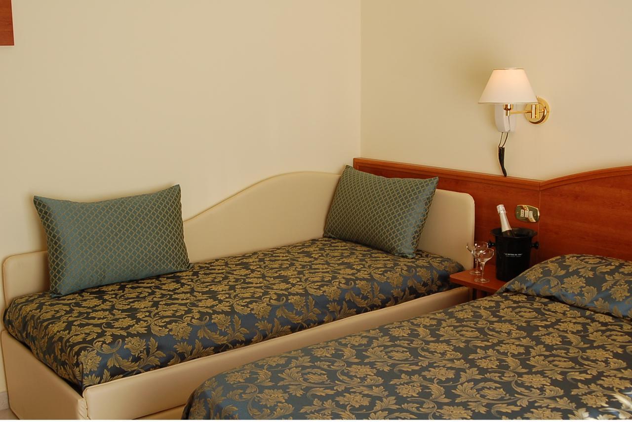 Hotel Donatella Pinarella Cervia Esterno foto