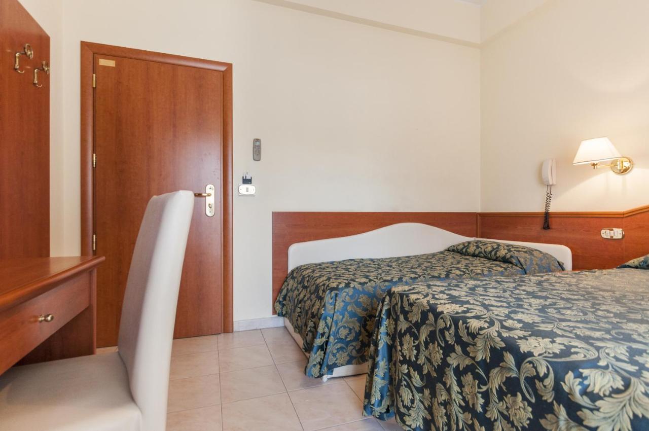 Hotel Donatella Pinarella Cervia Esterno foto
