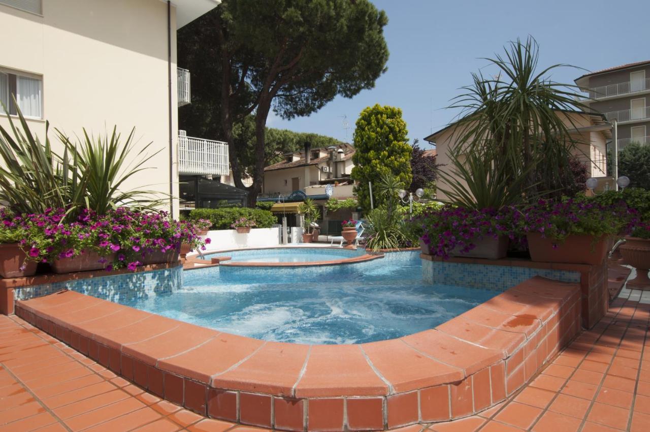 Hotel Donatella Pinarella Cervia Esterno foto