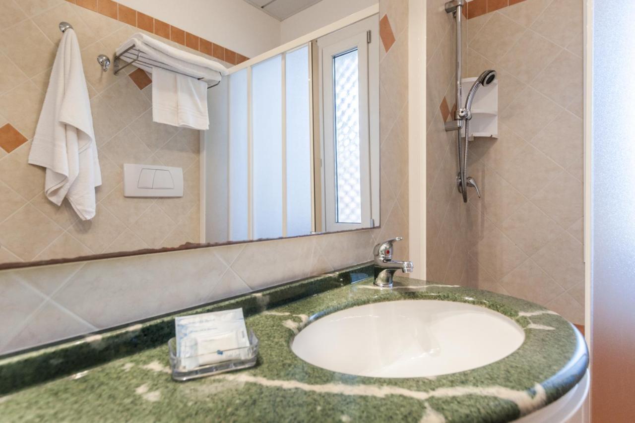 Hotel Donatella Pinarella Cervia Esterno foto