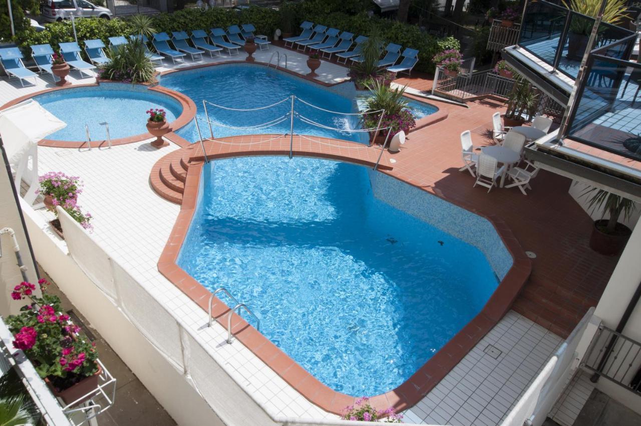 Hotel Donatella Pinarella Cervia Esterno foto