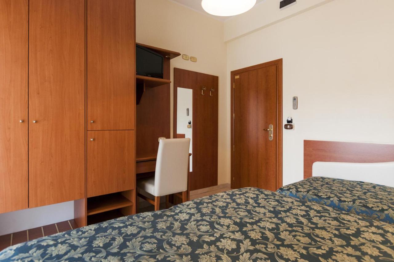 Hotel Donatella Pinarella Cervia Esterno foto
