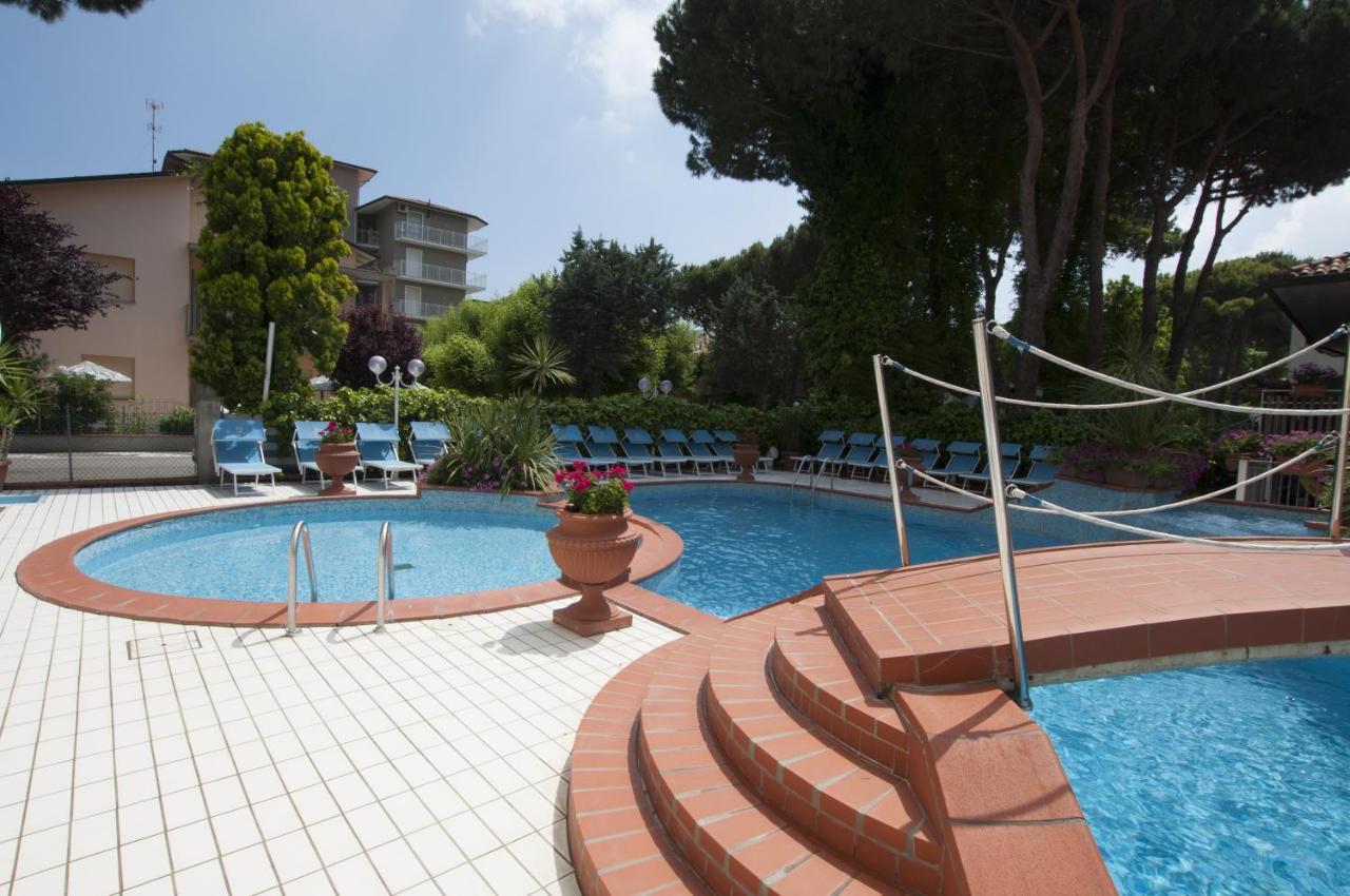 Hotel Donatella Pinarella Cervia Esterno foto